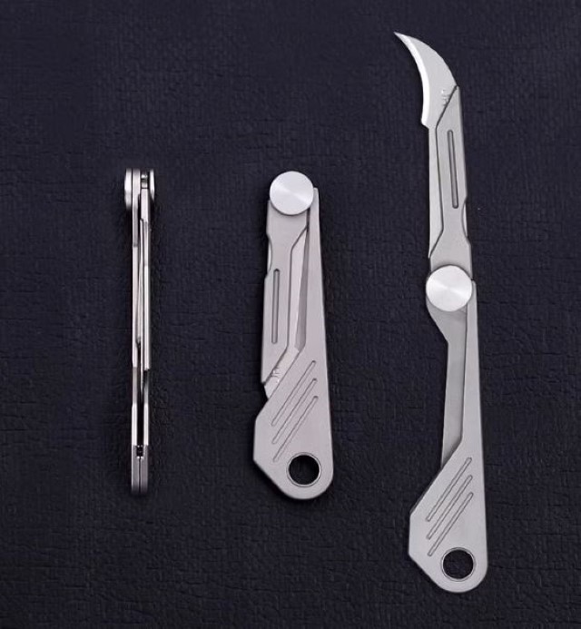 Móc khóa EDC Tacray titanium lưỡi cong