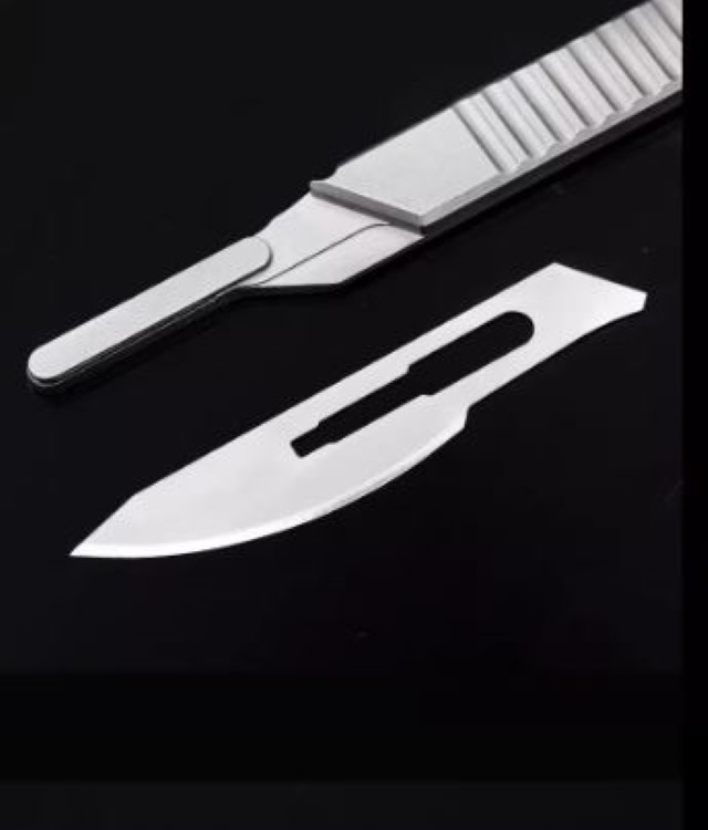 Dụng cụ Titan có vỏ đựng